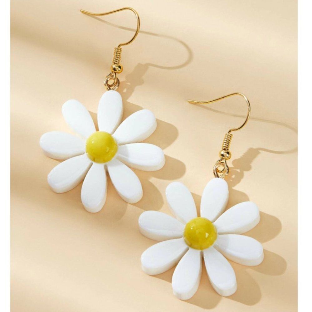 7/$35 White Flower Earrings Daisy Statement Earrings - Picture 1 of 10